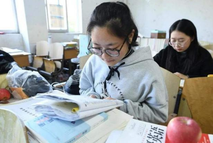 小学生读后感《撒野》火了，老师看后尴尬回复，不知如何给分