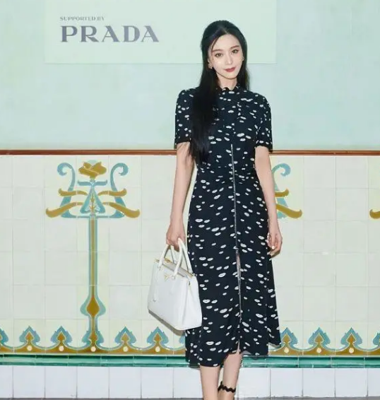 路人在咖啡館偶遇范冰冰，無P圖下素顏宛如少女，報警后心情大好