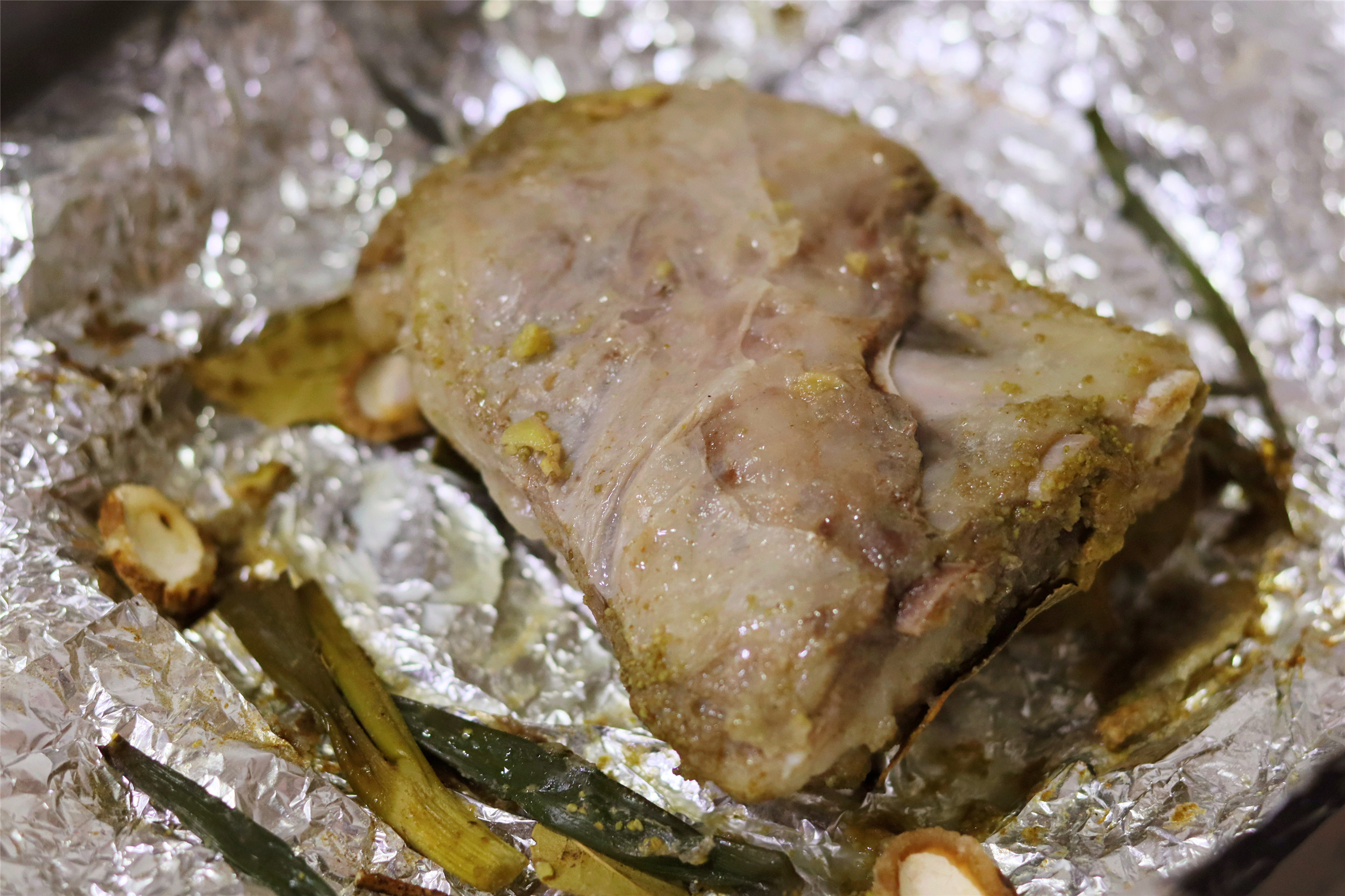 在家烤羊排、羊肉串，记住“1焖2烤3撒料”，汁水饱满，外焦里嫩