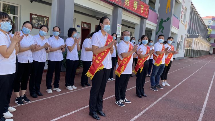 叢臺區(qū)永安中學慶祝第37屆教師節(jié)(圖15)