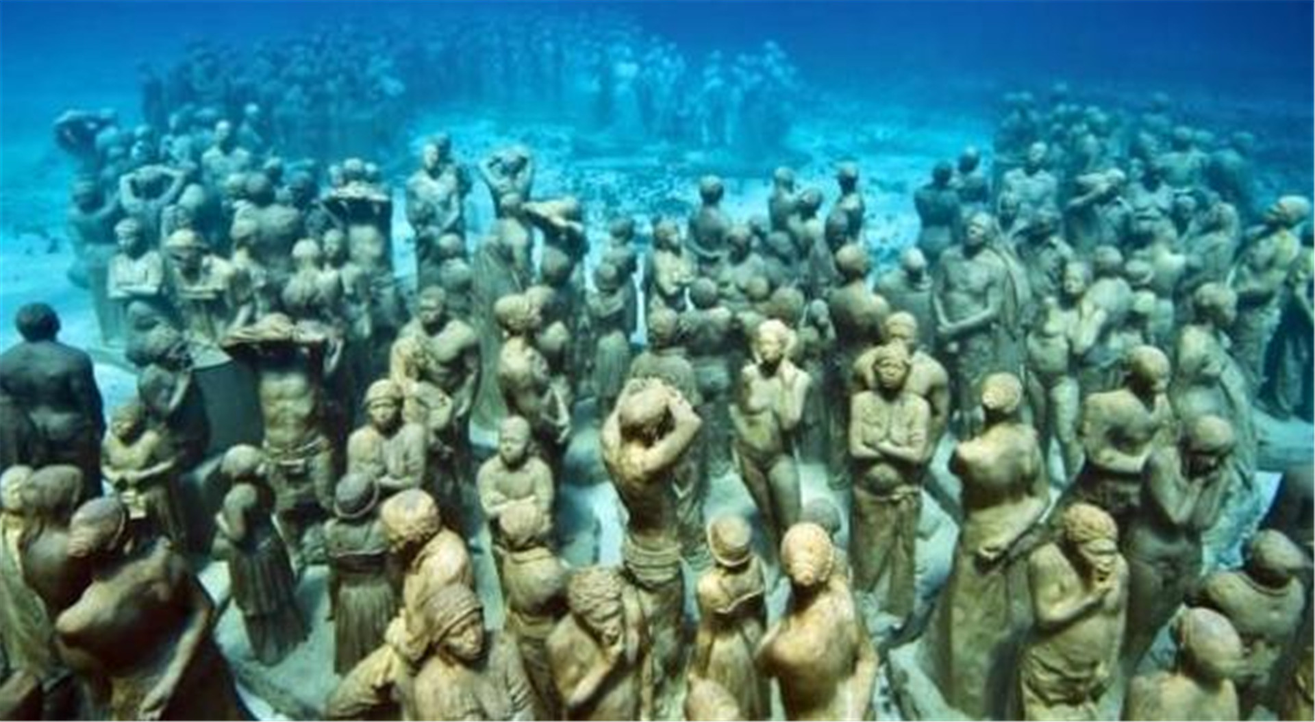 男子在海底潜水，突然看见水下有“人群”聚集