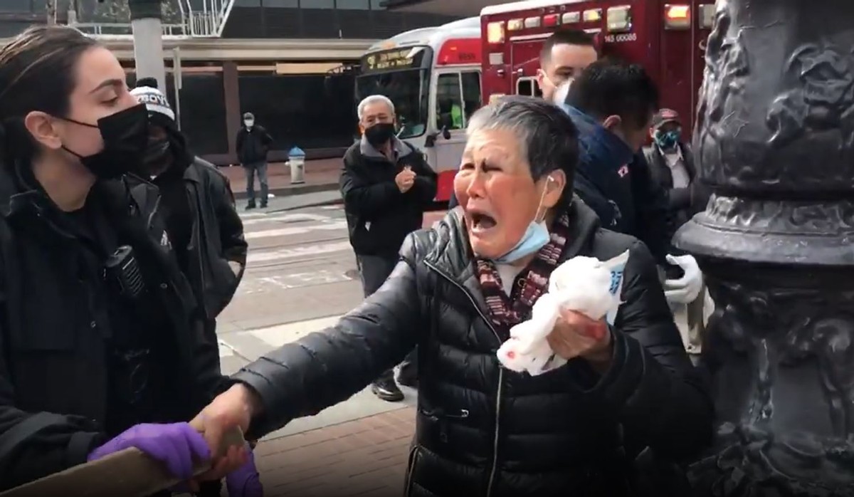 偷襲75歲華裔老太太，卻被打成重傷！ 美國男子淪為笑柄