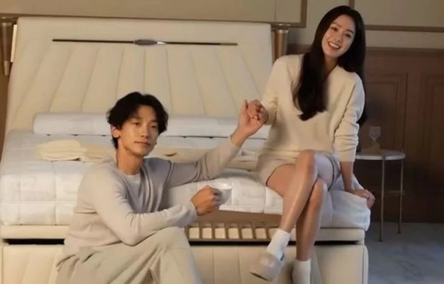 Rain金泰希街頭散步，相愛八年仍然熱戀，走路都抱得緊緊的