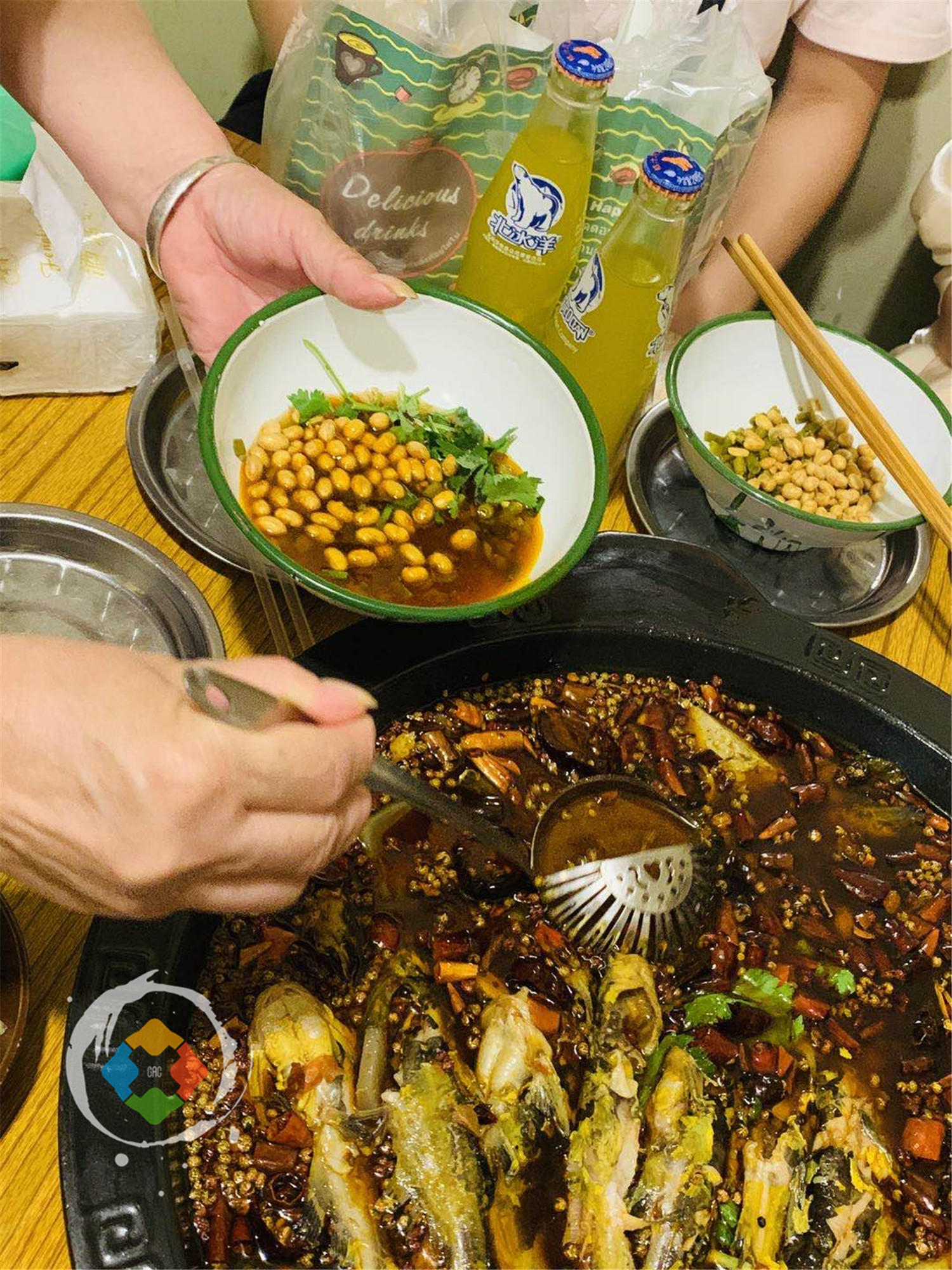 重庆九坑子的六星级苍蝇馆子，专卖黄辣丁火锅，但年轻人都不爱吃