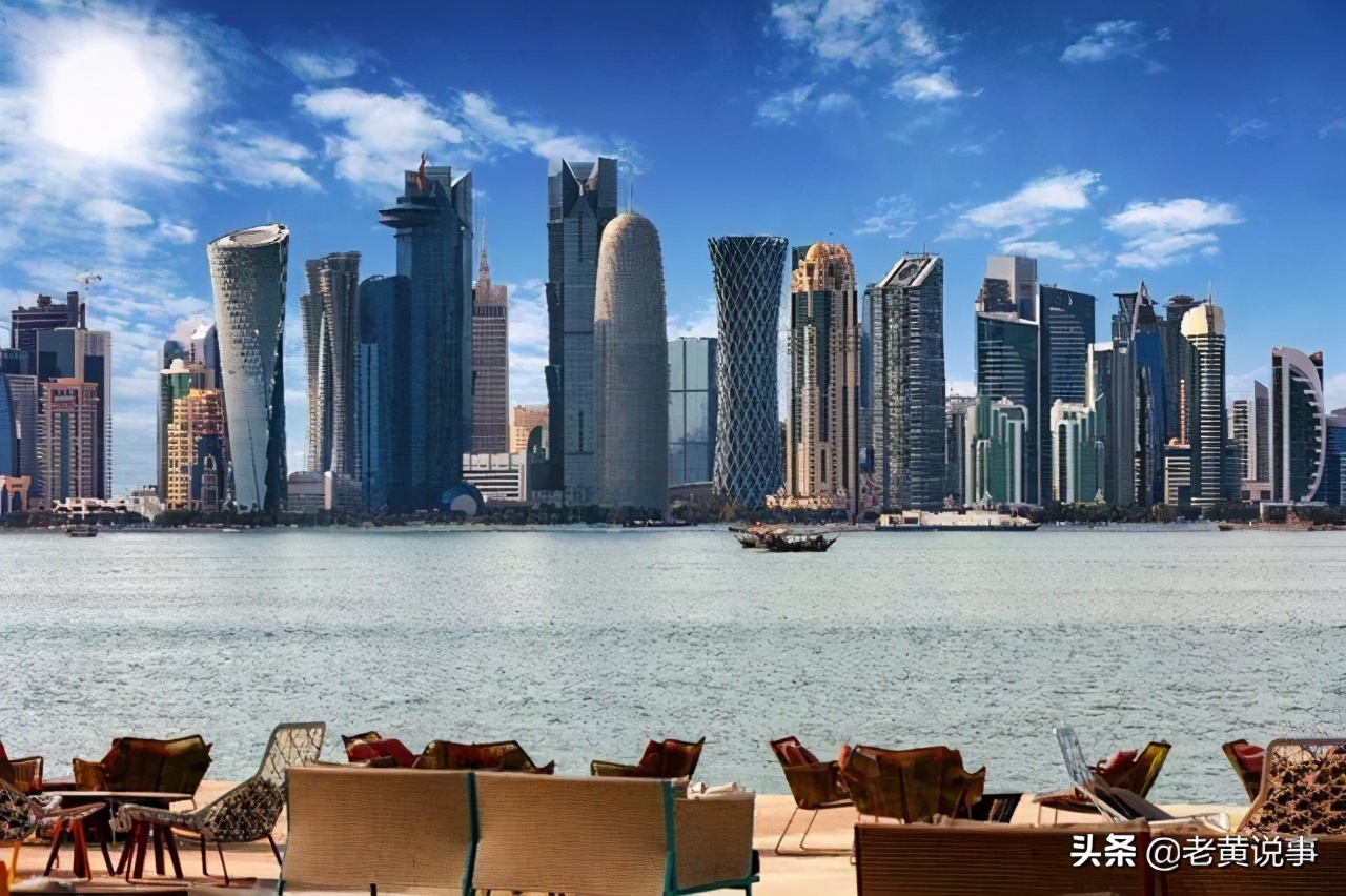 国王外出度假，银行账户突然被冻结，儿子来电：我已经继位了