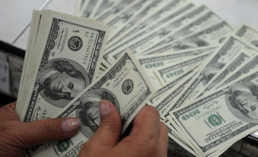 联手终结美元霸权？全球掀起抛售美债热潮，去美元化势在必行？