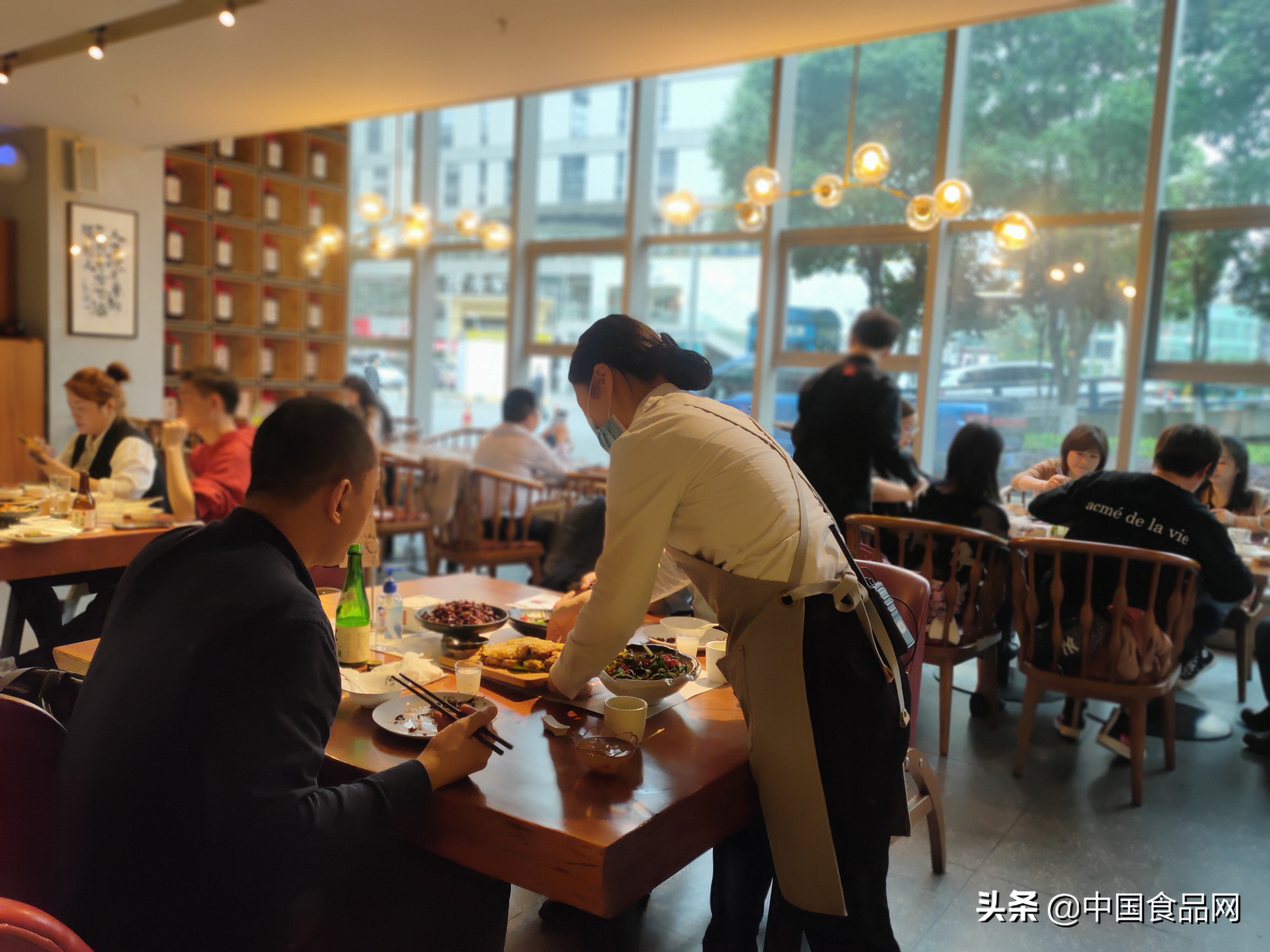 江小白酒馆携同名新品开业，深耕“餐酒”打造美好饮酒生活方式