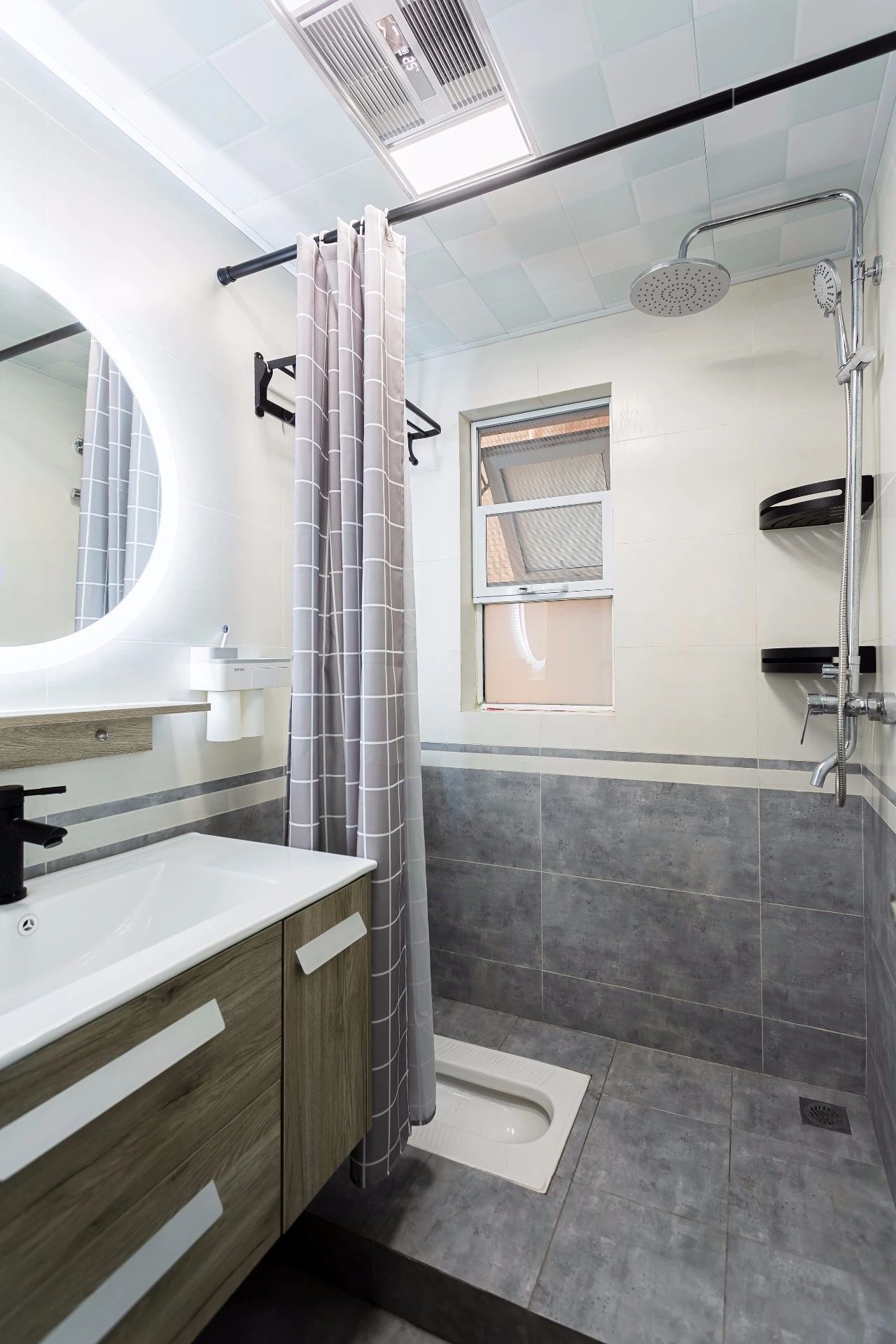 小浴室用浴帘取代玻璃，不仅避免自爆伤人，还能省下一笔装修费