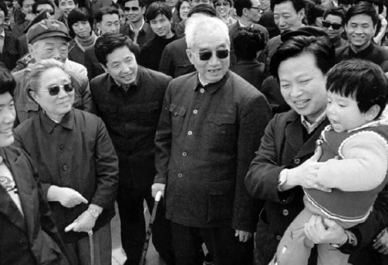 18岁当县委书记，考入黄埔军校，21岁嫁军委主席