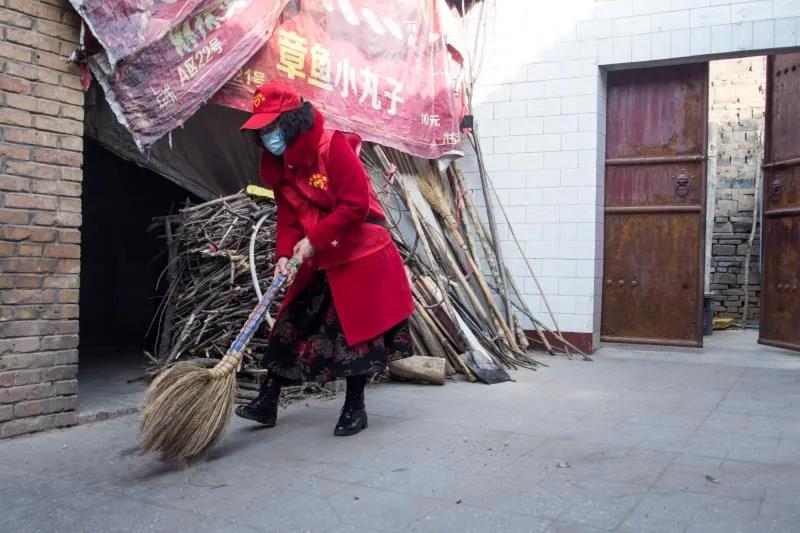 永济一群身穿红马甲志愿者太疯狂，金牛送福，“我们替你尽孝”