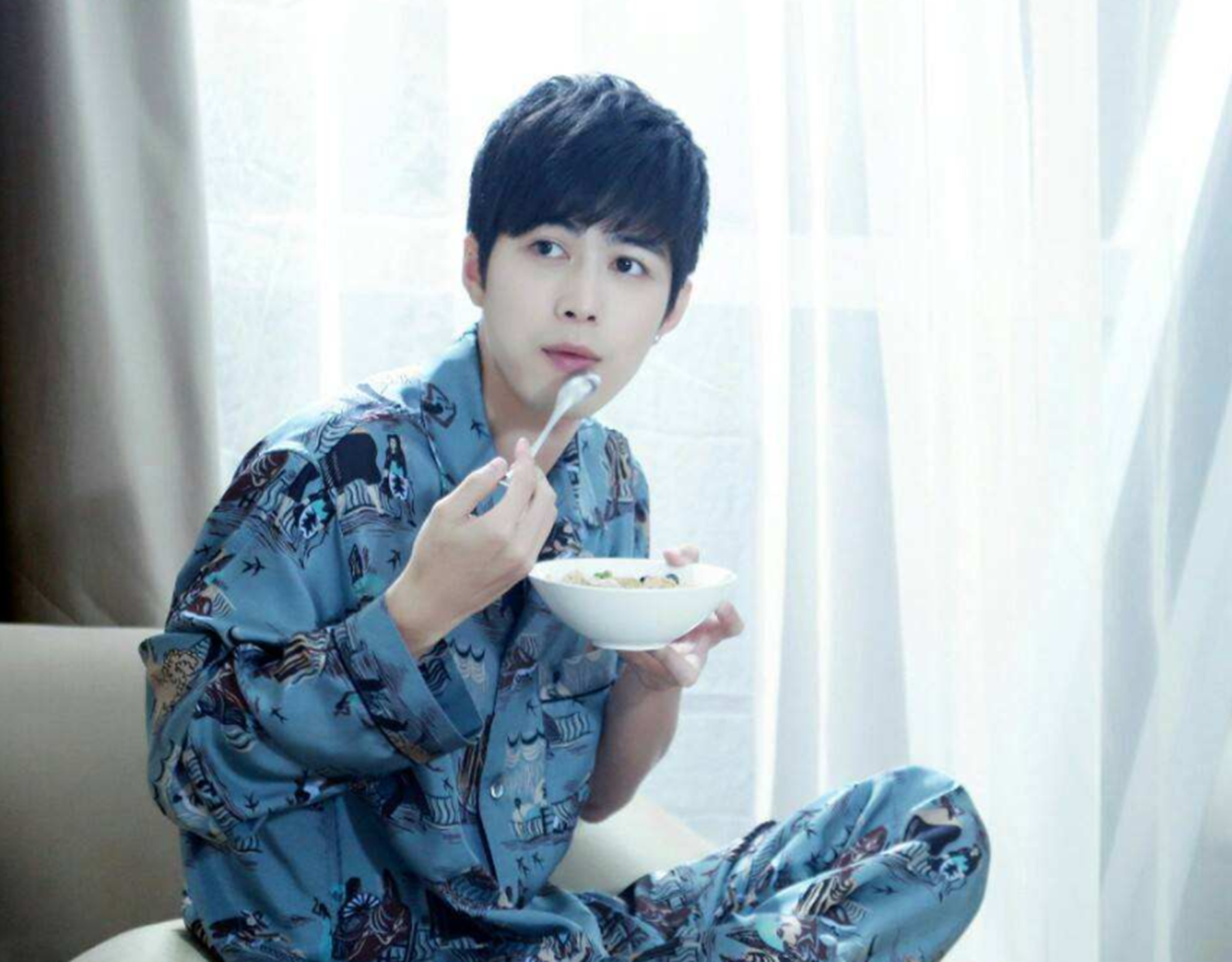 7岁被抛弃，父亲偷娶美娇妻，却让他养继母的儿