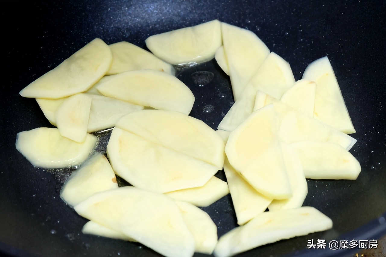 Steak and potatoes are made into home-cooked dishes. The meat is fragrant and the potatoes are sticky. The method is simple and nutritious and delicious.