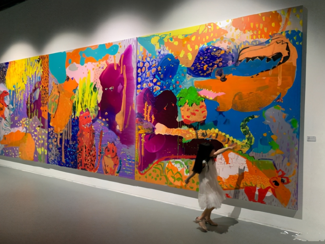 伊能静晒女儿米粒看展萌照，透露儿子目前没有参与综艺戏剧的打算