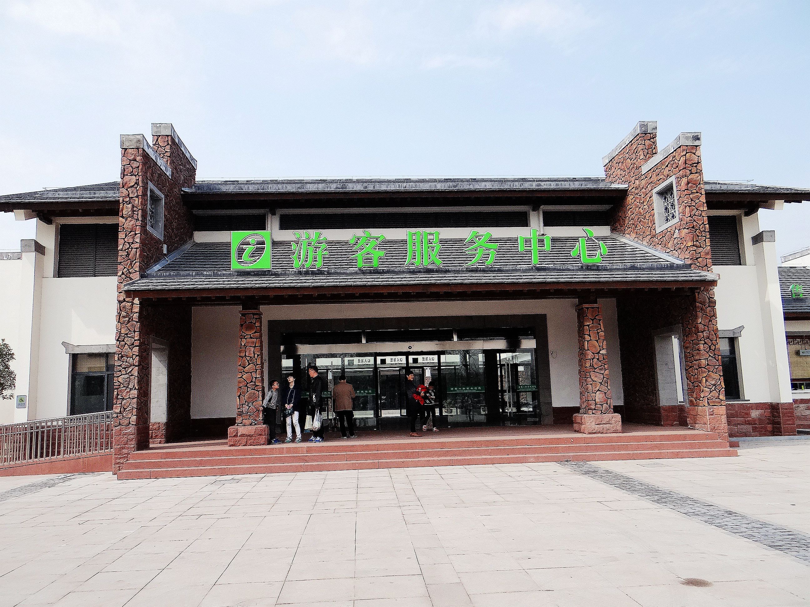 诸葛八卦村构建神奇，后世子孙多以医药为业，这是为了什么原因？