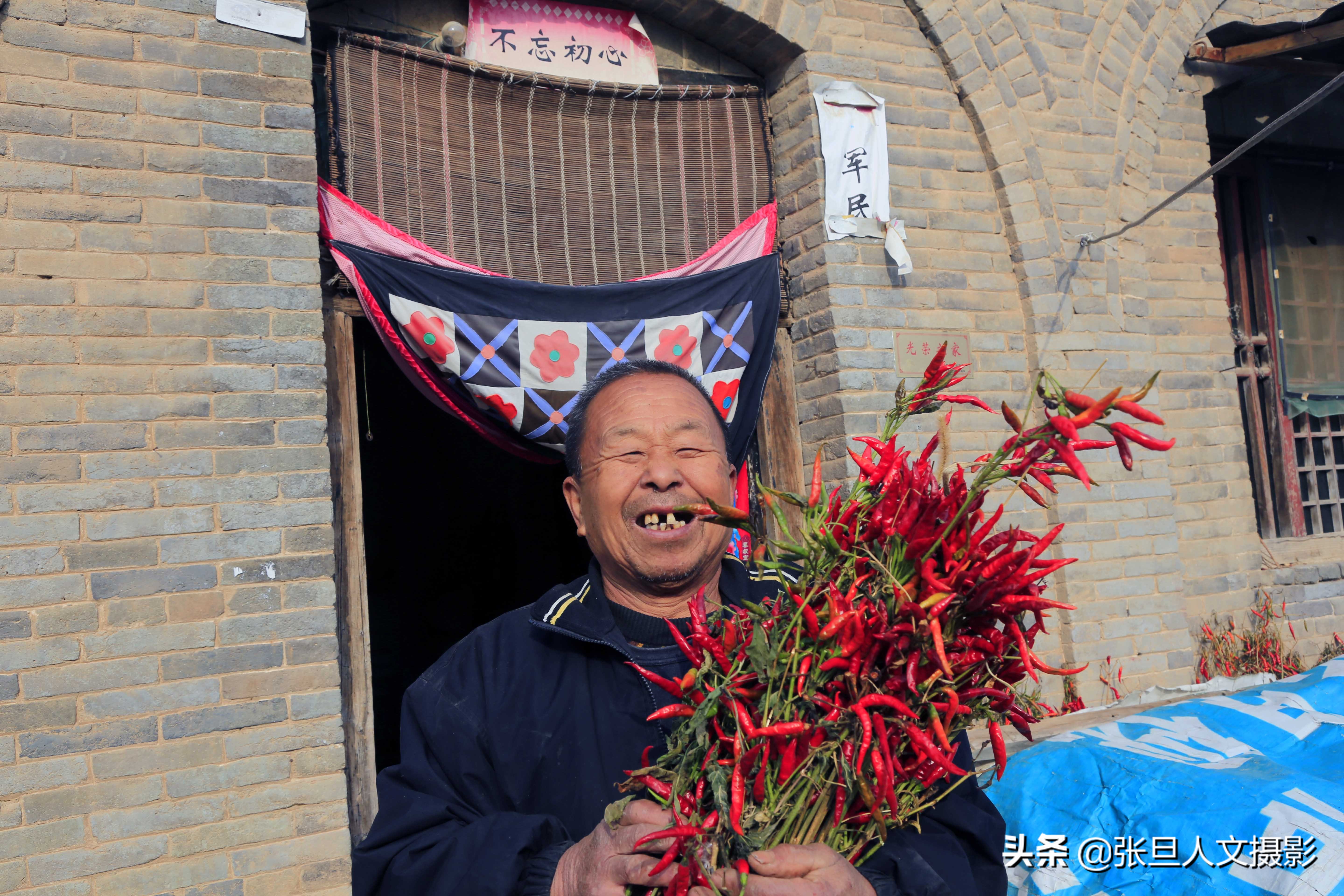 70岁老人住窑洞种辣椒 过着简朴的生活 空降兵的身份值得尊重