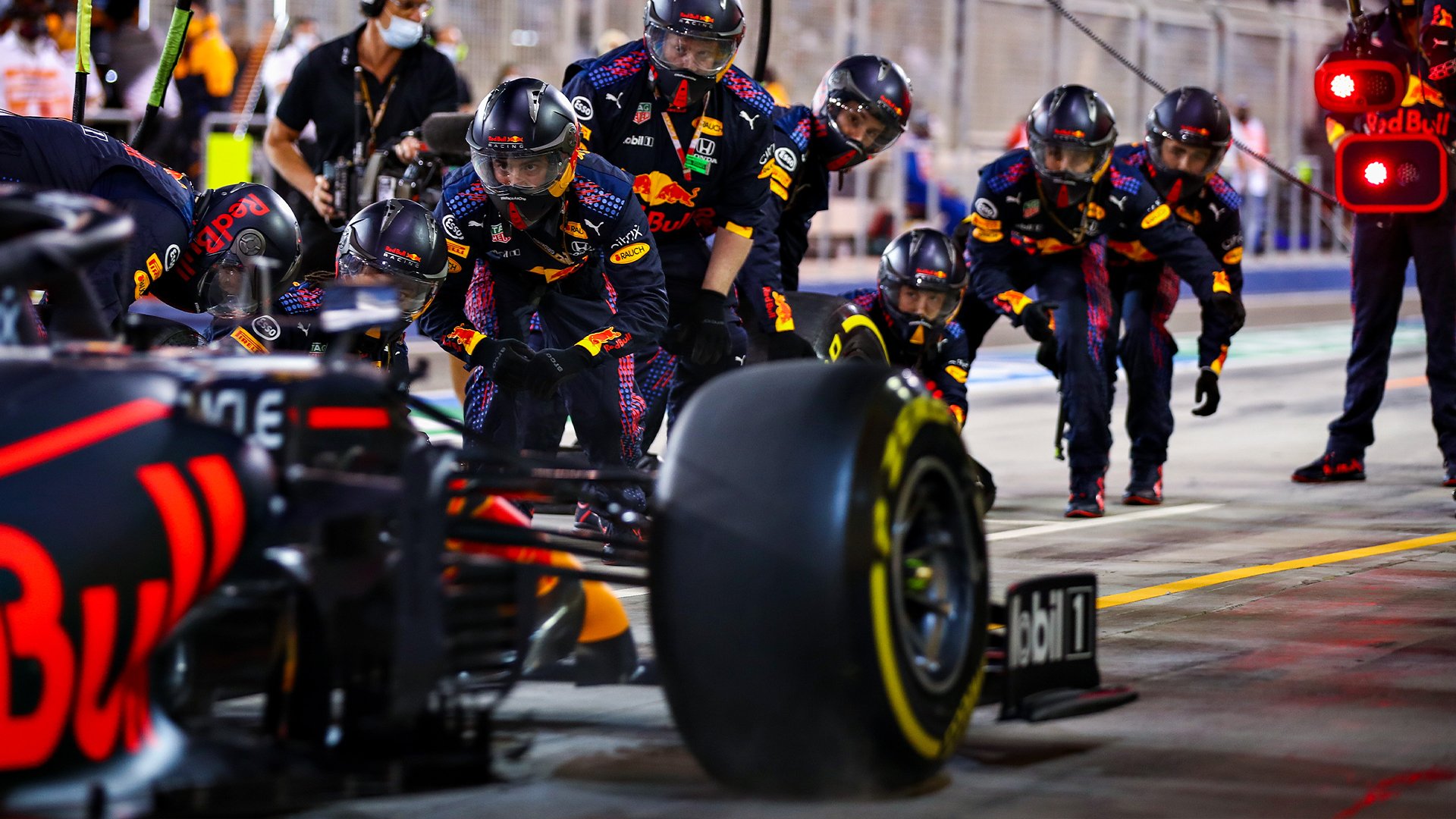 F1巴林站：汉密尔顿险胜维斯塔潘 奔驰F1终于寻到