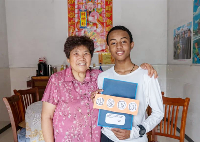 一个非洲黑人小孩，出现在中国一处偏远山村里，好心奶奶收养了他