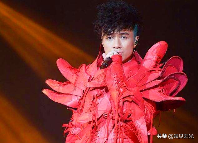 黄龄跌落受伤，主办方和承建方回应的原因不一致，动图一目了然