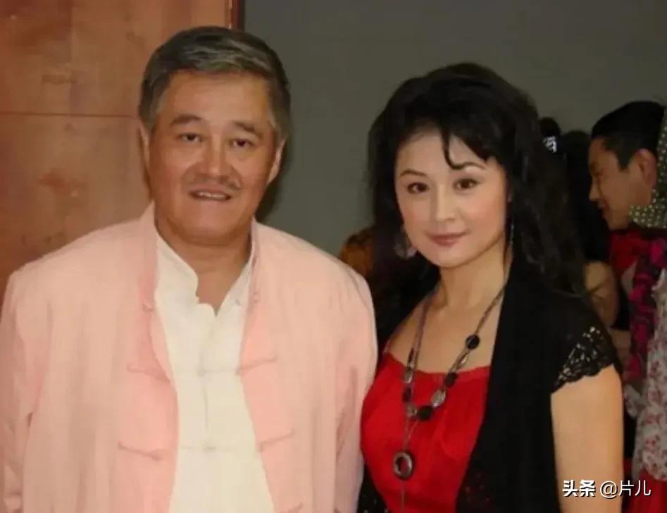 于月仙去世后，闫学晶发布带货视频遭谩骂，粉丝呼吁理性看待