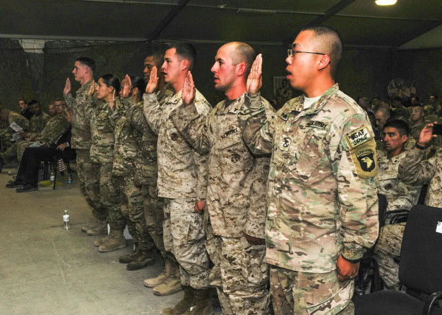 本想当兵拿绿卡？美军一夜之间打碎美梦，在美