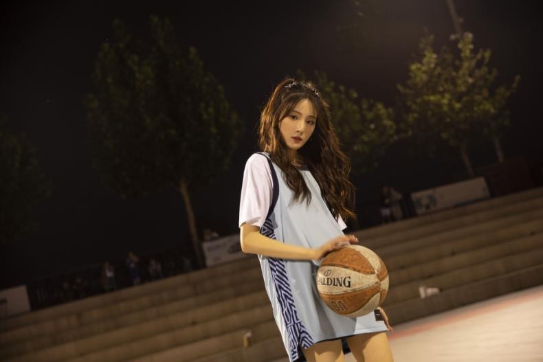被演戏耽误的运动员！凯丽打篮球一投一个准，与女儿可可潮玩京城