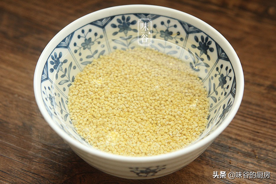 秋天给孩子吃此糕点，一搅一蒸就搞定，香甜又软糯，好吃不上火