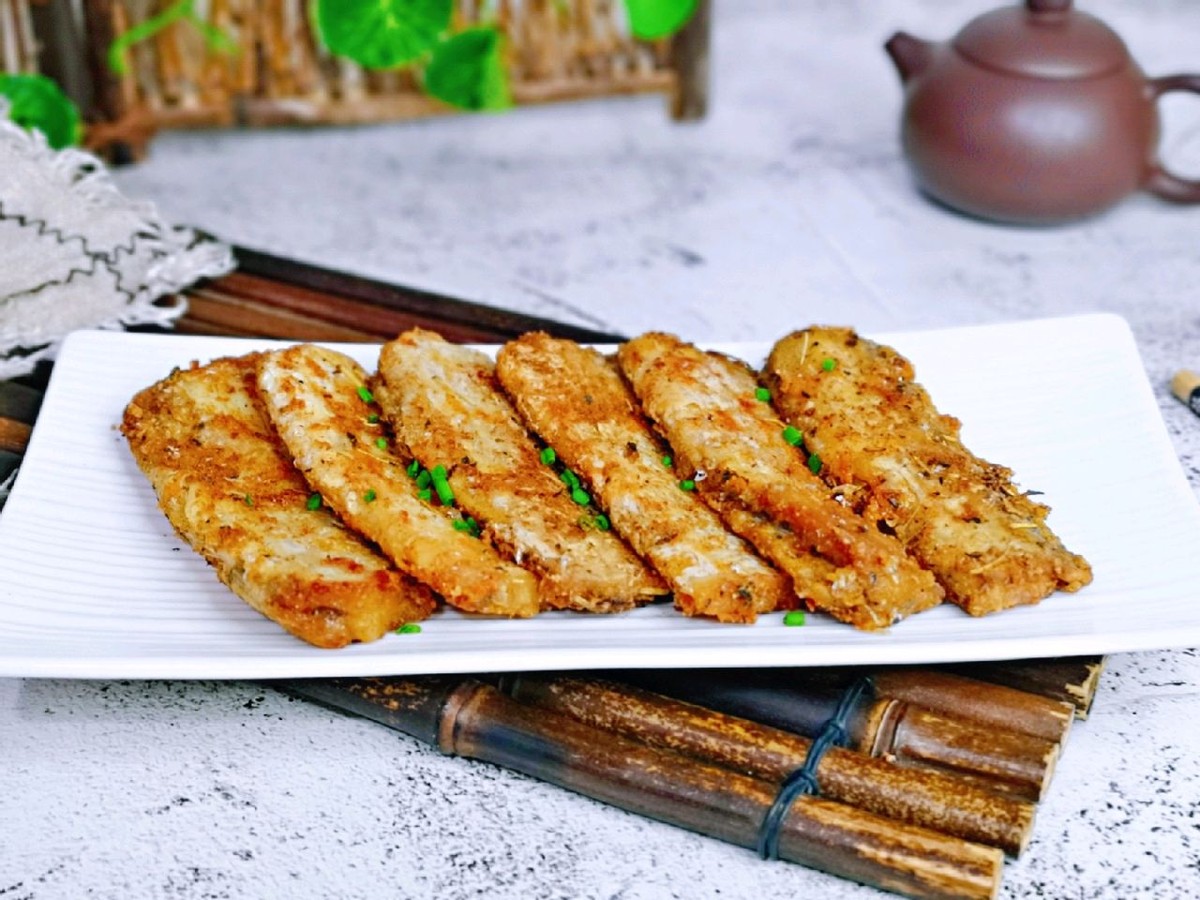 带鱼加入孜然和迷迭香煎一煎，味道丰富，外酥里嫩真好吃