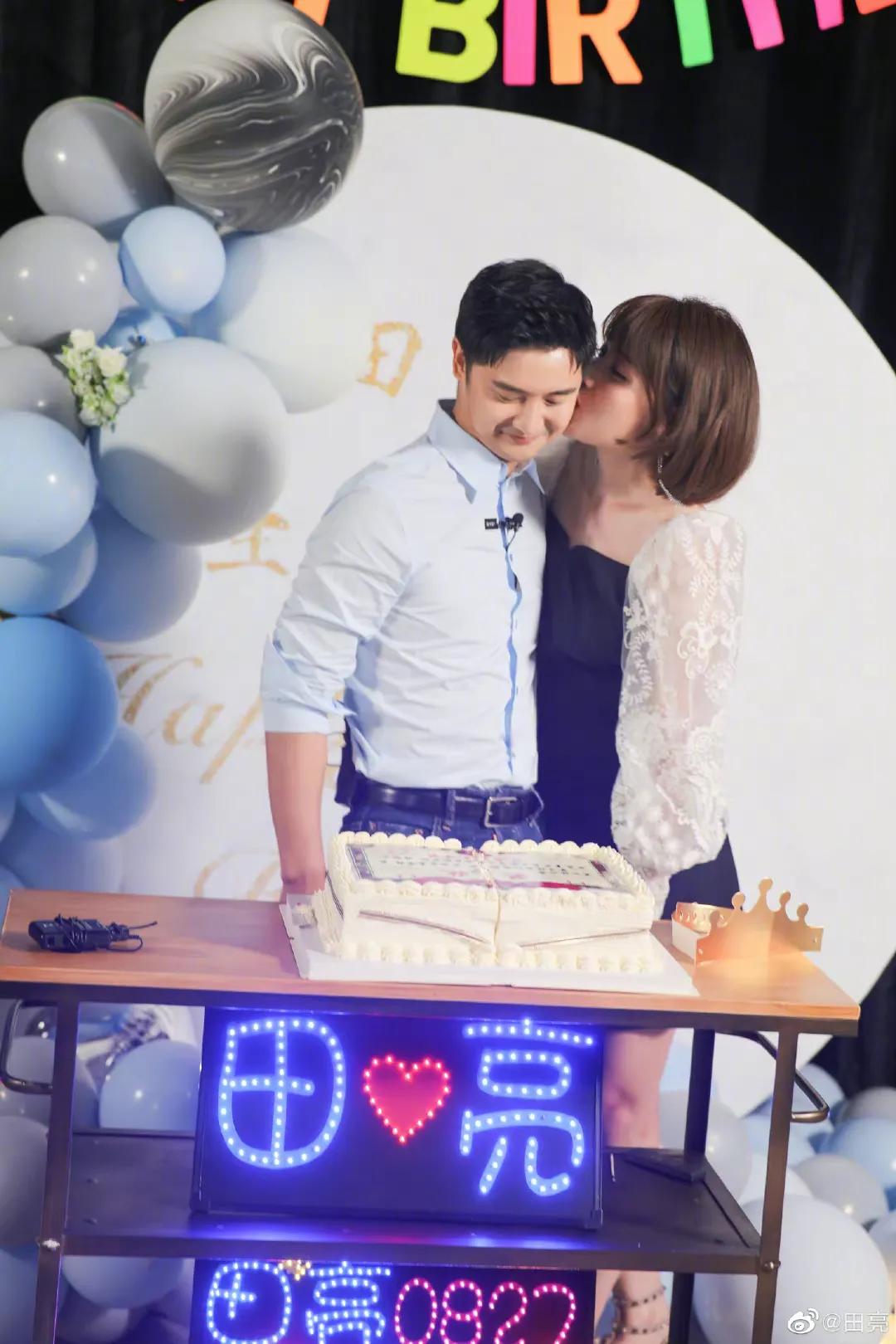 田亮晒42岁庆生照表白老婆，获叶一茜甜蜜送吻，森碟高度赶上妈妈