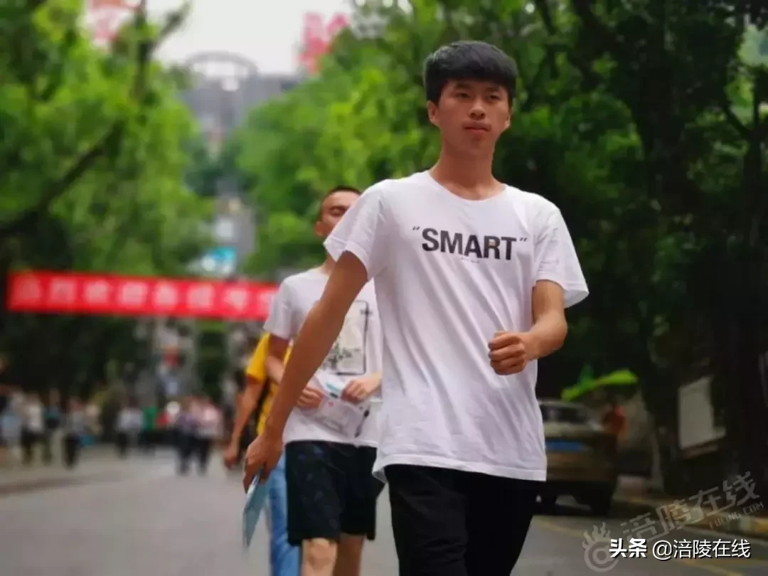直击涪陵高考最后一科现场,当年你们考完,走出考场是什么感觉?
