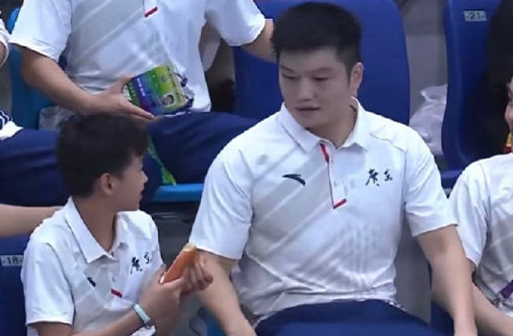 争议！曝全红婵师哥蹭热度，朝粉丝索要礼物，才给发现场视频