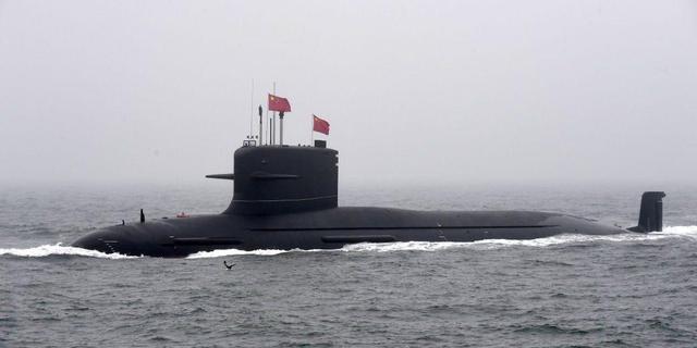 英媒炒作中國潛艇跟踪航母，外網友：中國潛艇能把航母瞬間擊沉