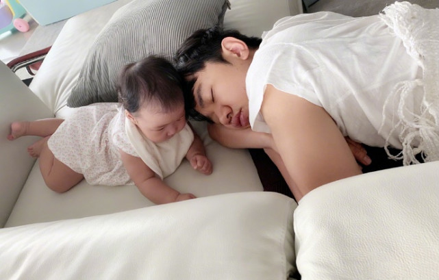 王祖蓝端午晒父女温馨，陪完小女儿抱大女儿，李亚男视角幸福满溢