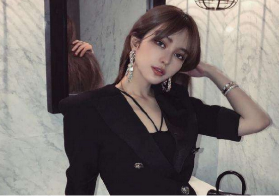 罗志祥被多档节目除名，周扬青开心秀美照，二