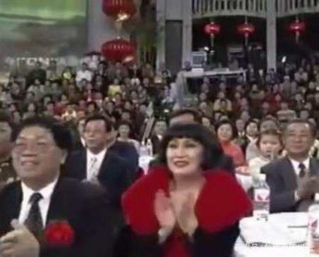 春晚前排可不是随便坐的，靳羽西一坐就是20年，原来她这么厉害