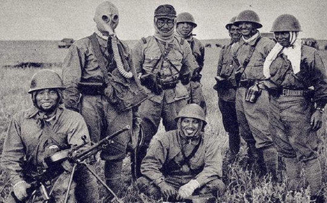 抗日战争时期：日军帽子上的两片布到底有何用