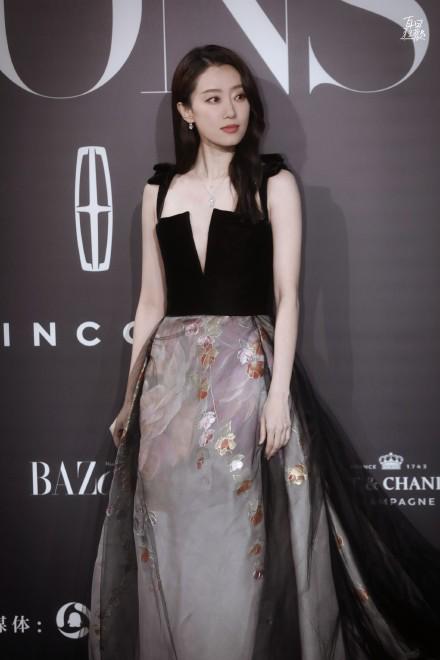 谢霆锋穿棉袄、杨颖杨紫冷得发抖、朱珠挺孕肚