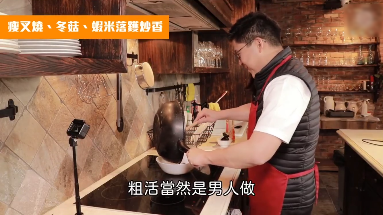 霍啟剛夫婦搭檔做美食，郭晶晶化身小助手，兩人搭配默契盡顯恩愛