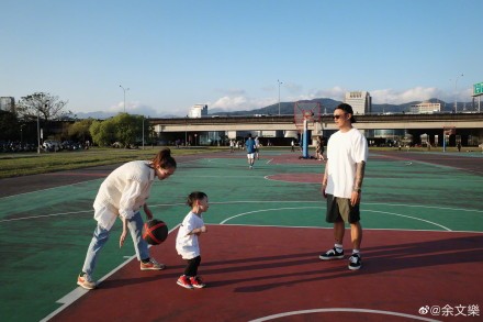 余文樂帶妻兒出門遊玩，寵溺看老婆打球，兒子發脾氣兩人半蹲輕哄