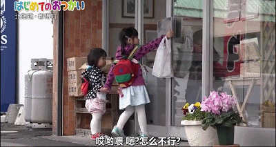 温暖！4岁和2岁姐妹花独自外出跑腿，这件事让大