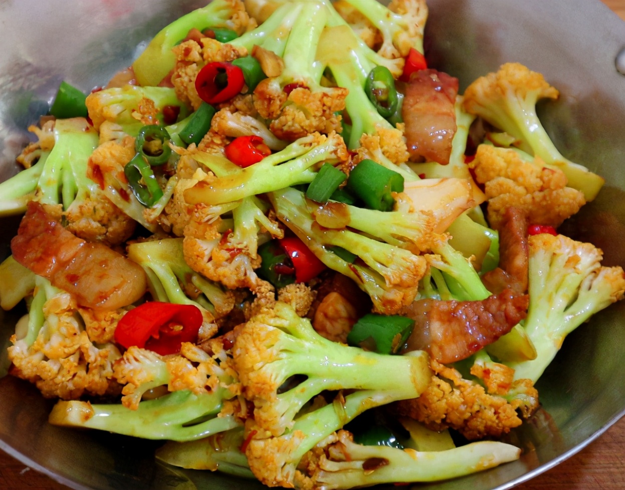The chef teaches you how to cook cauliflower in great detail. A pot can be prepared in a few minutes, with wine and rice, too fragrant
