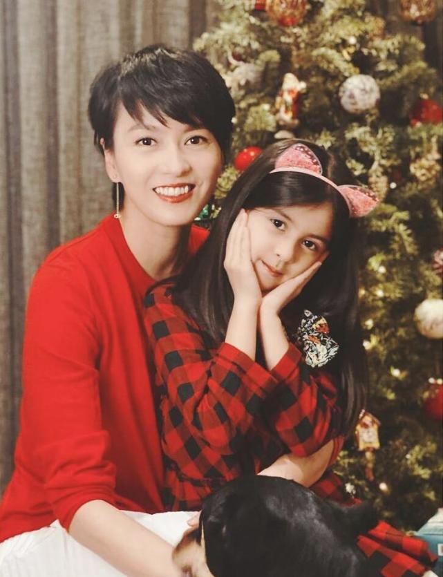 梁咏琪一家三口散步，6岁女儿身高快到妈妈肩膀，五官精致超漂亮
