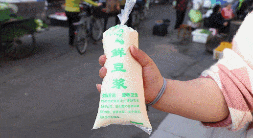 吃早餐时，街边摊把塑料套在碗上热汤直接装，难道真的没毒吗？