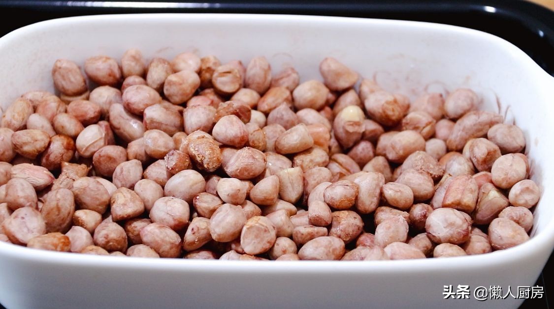 原來用微波爐也能做花生米，撒點鹽倒入水，這是鹽焗花生米的做法