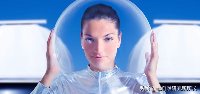 一位法國老人的外星之旅，帶回了一切未解之謎的終極答案