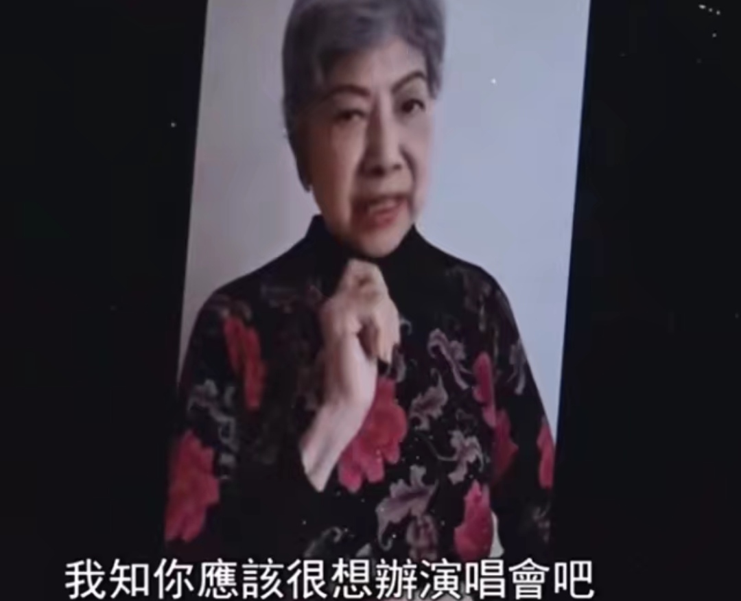 89岁胡枫庆生，儒雅慈祥有精神，86岁罗兰张学友等齐祝排面足