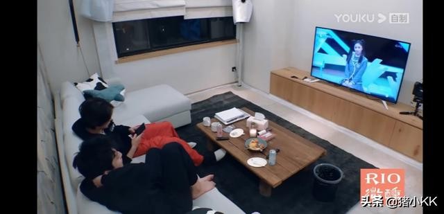青春有你火出圈，王大陆在家看得津津有味，还