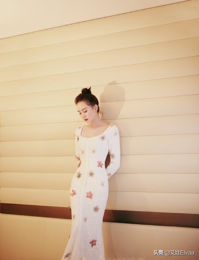 刘诗诗不靠儿子靠颈上热门，穿露肩裙秀天鹅颈