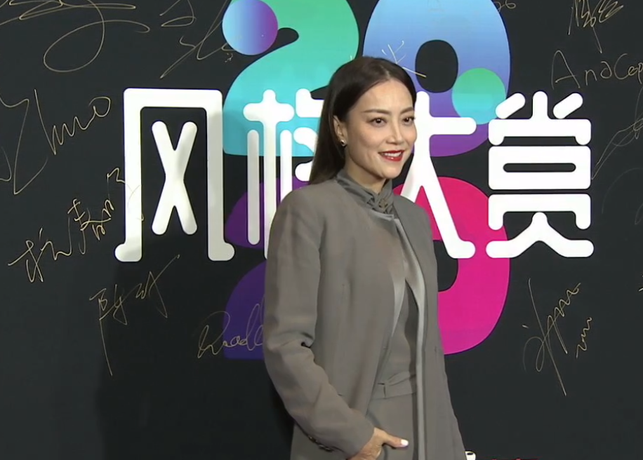 风格大赏明星穿搭：惠英红像鸡毛掸子，许佳琪