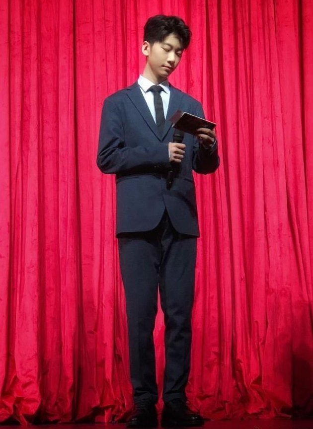 13岁天天与张亮同框，身高接近1米8，穿西服颜值