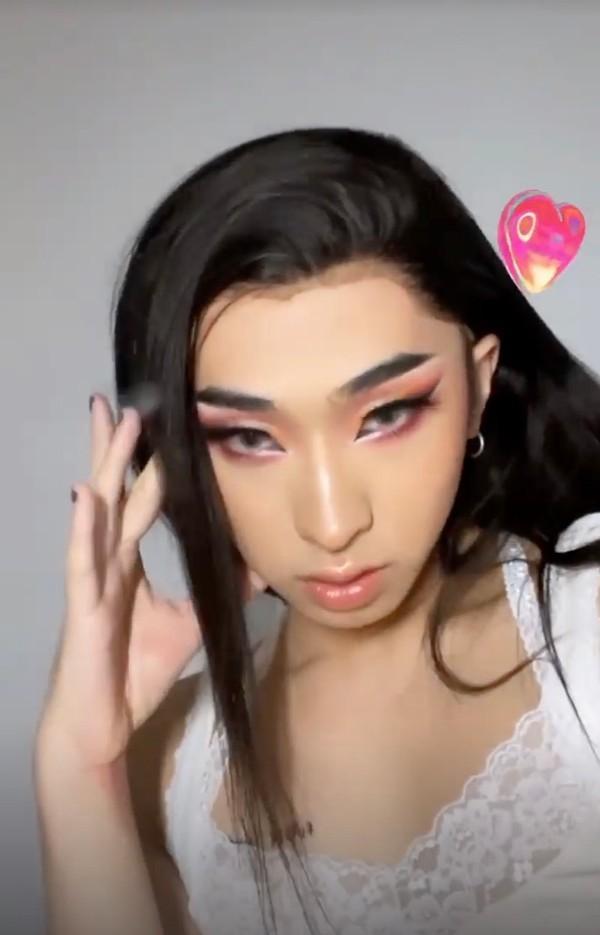 53岁伊能静与19岁儿子合体拍广告，母子穿亲子装同框像姐弟